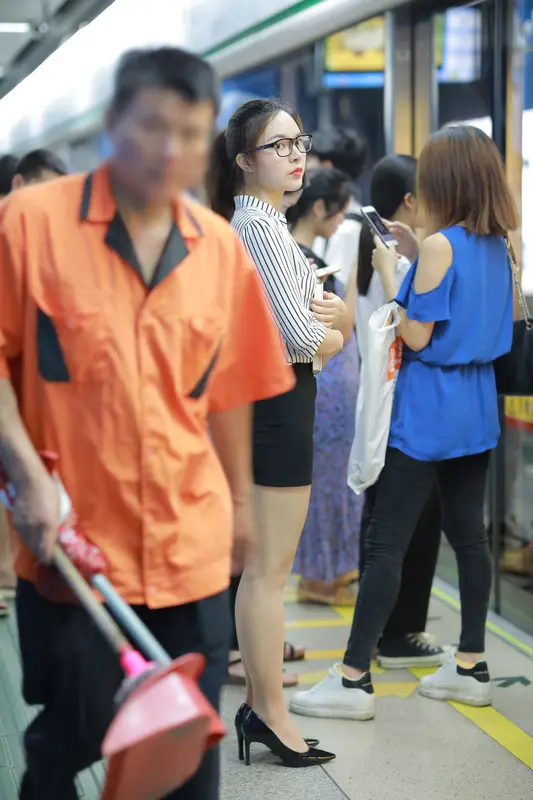 020 制服包臀裙小姐姐1 户外 - 魔镜街拍